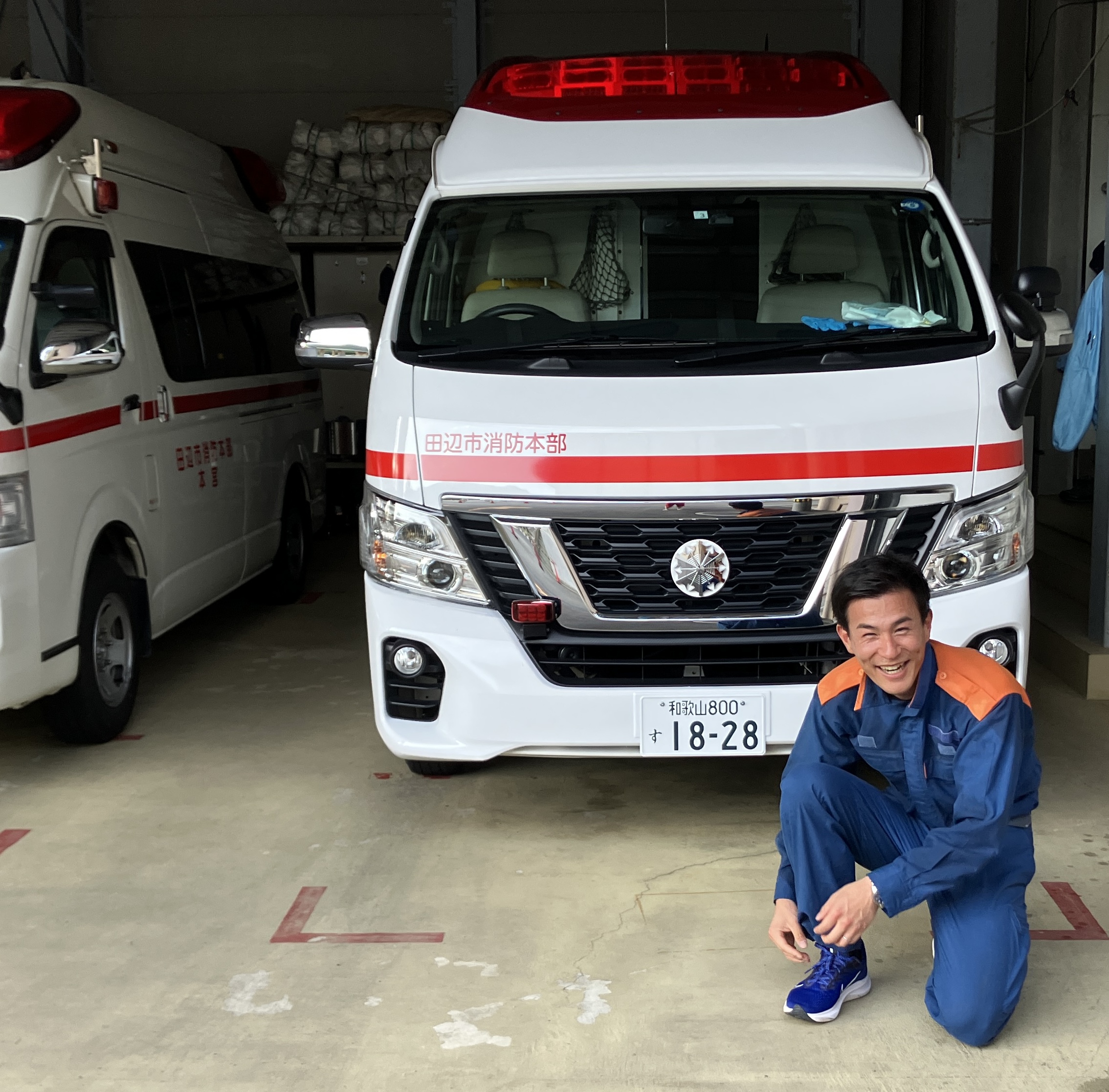 迅速な救いの翼 ― 微笑みの救命士と地域の救急車